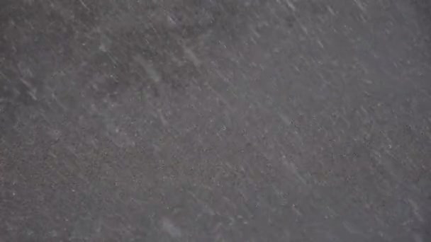 de fortes pluies tombant sur l'asphalte .