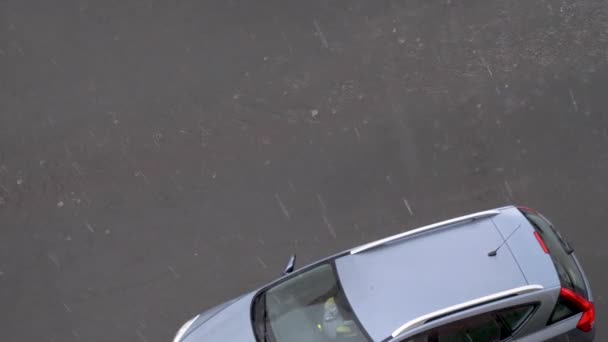 Kraftigt Regn Som Häller Ner Asfalten Vid Bilen — Stockvideo