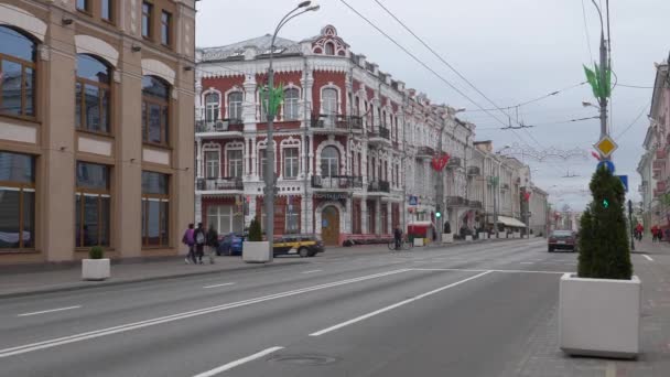 벨라루스 2019년 소베츠카야 거리의 자동차 — 비디오