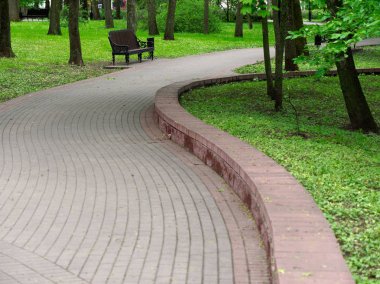 Şehir parkında güzel rahat banklar.