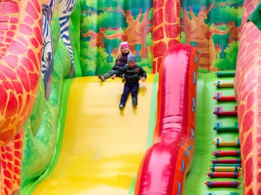 Gomel, Beyaz Rusya - 8 Mayıs 2019: Şehir Parkı. çocuk konumlar.