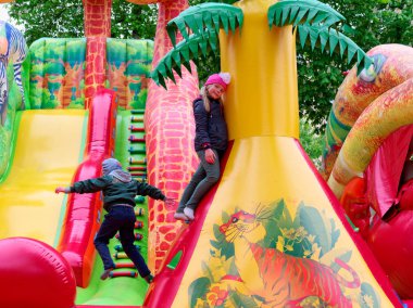 Gomel, Beyaz Rusya - 8 Mayıs 2019: Şehir Parkı. çocuk konumlar.