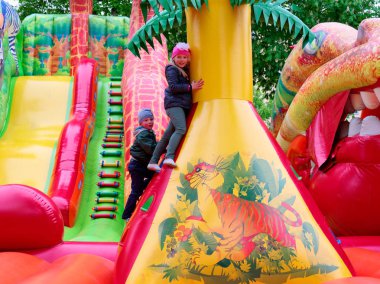 Gomel, Beyaz Rusya - 8 Mayıs 2019: Şehir Parkı. çocuk konumlar.