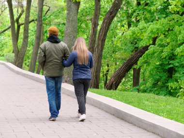 şehir parkında güzel genç yeşillikler. Gomel, Beyaz Rusya.