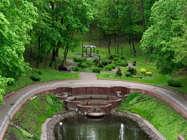 Gomel, Białoruś-8 maja 2019: City Park. Jezioro łabędzie z fontanną. — Zdjęcie stockowe