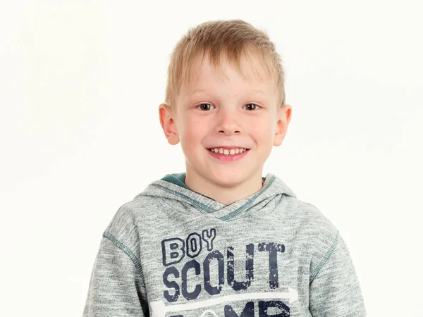 Retrato de un niño alegre sobre un fondo blanco — Foto de Stock