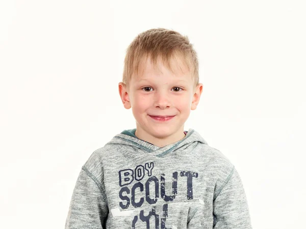 Portrett av en munter gutt på hvit bakgrunn – stockfoto