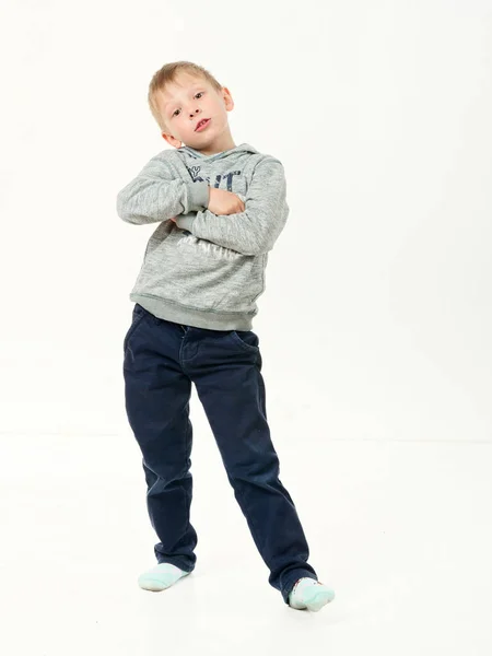 Retrato de um menino alegre em um fundo branco — Fotografia de Stock