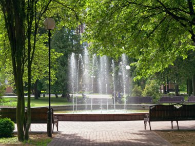Gomel, Beyaz Rusya - 15 Mayıs 2019: Şehir Parkı. Rumyantsev Sarayı Kompleksi.