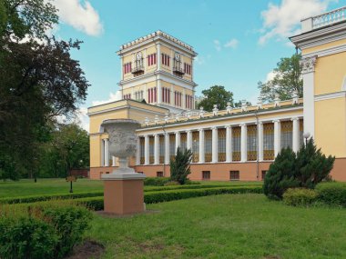 Gomel, Beyaz Rusya - 15 Mayıs 2019: Şehir Parkı. Rumyantsev Sarayı Kompleksi.