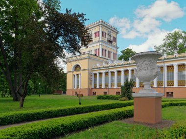 Gomel, Beyaz Rusya - 15 Mayıs 2019: Şehir Parkı. Rumyantsev Sarayı Kompleksi.