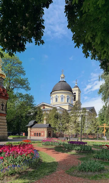 戈梅尔，白俄罗斯 - 2019年5月15日：城市公园。彼得和保罗大教堂. — 图库照片