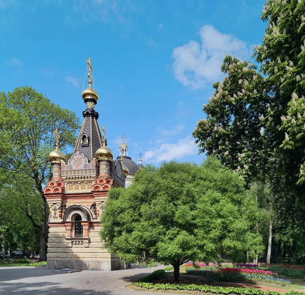 Gomel, Vitryssland-15 maj, 2019: stadsparken. Peter och Paul Cathedral. — Stockfoto