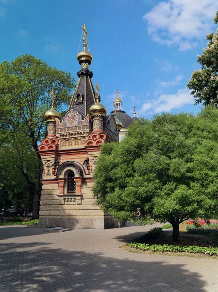 Gomel, Vitryssland-15 maj, 2019: stadsparken. Peter och Paul Cathedral. — Stockfoto