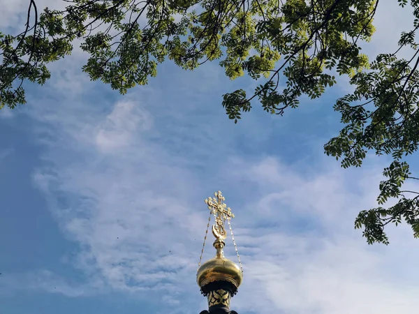 GOMEL, BELARUS - 15 de maio de 2019: City Park. Catedral de Pedro e Paulo . — Fotografia de Stock