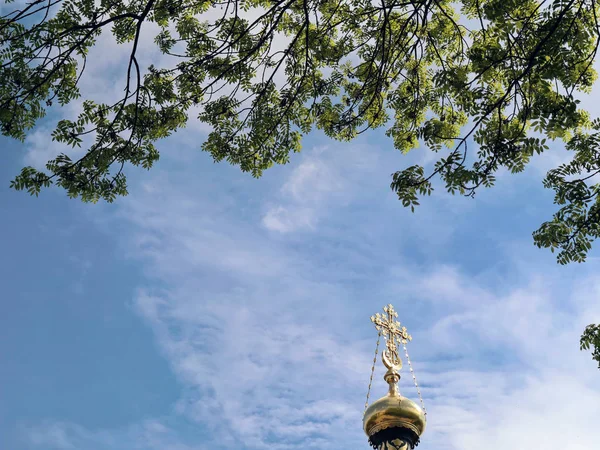 GOMEL, BELARUS - 15 de maio de 2019: City Park. Catedral de Pedro e Paulo . — Fotografia de Stock