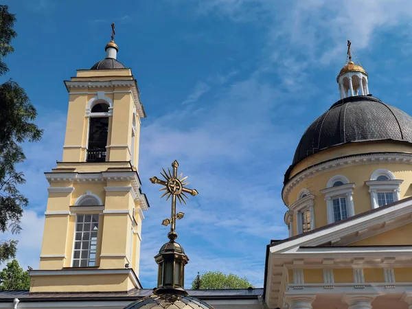 GOMEL, BELARUS - 15 de maio de 2019: City Park. Catedral de Pedro e Paulo . — Fotografia de Stock