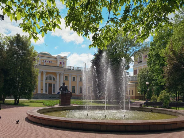 ГОМЕЛЬ, БЕЛАРУС - 15 мая 2019 года: Городской парк. Румянцевский дворцовый комплекс . — стоковое фото