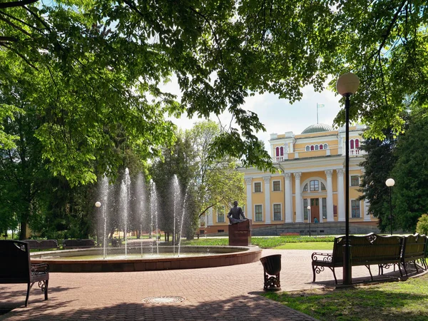 Gomel, Białoruś-15 maja 2019: City Park. Kompleks pałacowy Rumyantsev. — Zdjęcie stockowe