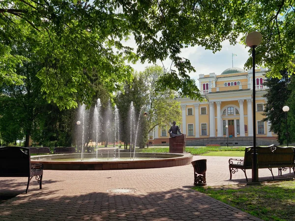 GOMEL, BELARUS - MAY 15, 2019: City Park. Rumyantsev Palace Complex. — Stock Photo, Image