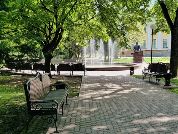 Gomel, Weißrussland - 15. Mai 2019: Stadtpark. Rumjanzew-Palastkomplex. — Stockfoto