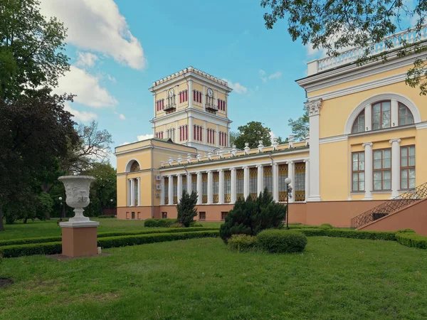 Gomel, Beyaz Rusya - 15 Mayıs 2019: Şehir Parkı. Rumyantsev Sarayı Kompleksi.