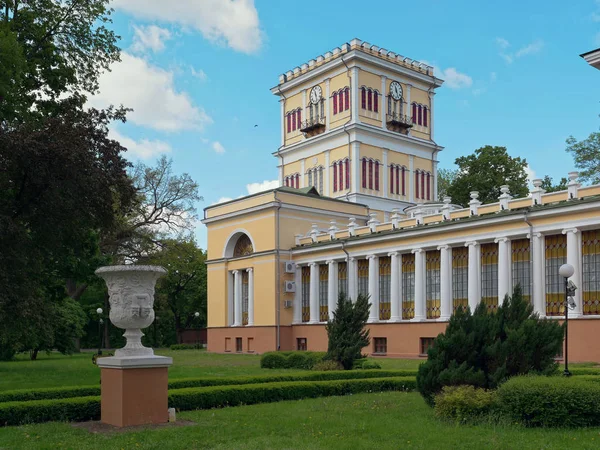 GOMEL, BELARUS - 15 de maio de 2019: City Park. Complexo do Palácio Rumyantsev . — Fotografia de Stock