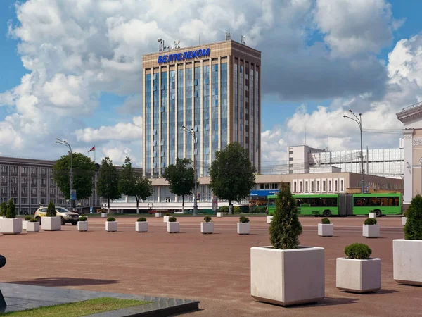 Gomel, Białoruś-15 maja 2019: Plac Lenina. Teatr i poczta. — Zdjęcie stockowe