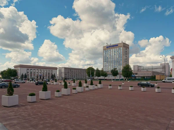 Gomel, Beyaz Rusya - 15 Mayıs 2019: Lenin Meydanı. Tiyatro ve Postane. — Stok fotoğraf