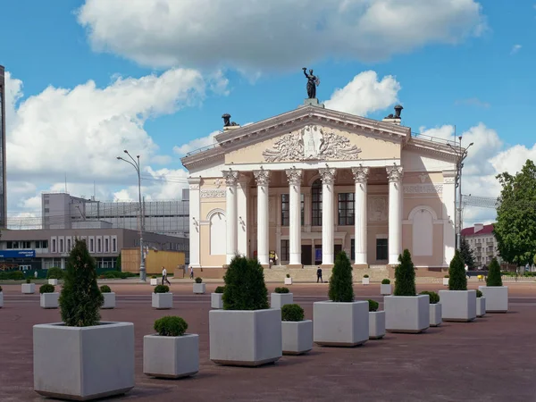 GOMEL, BELARUS - 15 MAI 2019 : Place Lénine. Théâtre et bureau de poste . — Photo