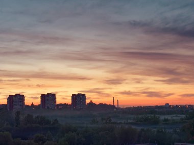 Gomel, alacakaranlıkta sis ile Belarus Şehir silueti
