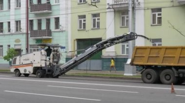 Gomel, Beyaz Rusya - 15 Mayıs 2019: Yol yüzeyinin onarımı. özel ekipmanlar