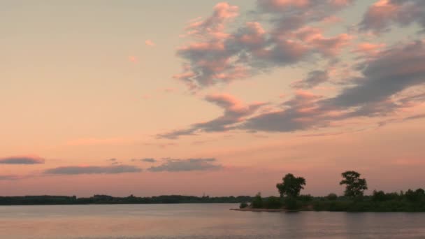 Красивые Облака Закате Над Рекой — стоковое видео