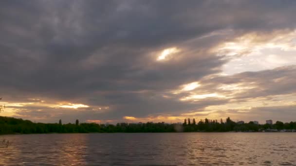 Hermosas Nubes Atardecer Sobre Río — Vídeos de Stock