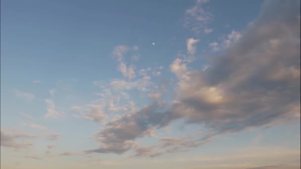 Prachtige Wolken Bij Zonsondergang Rivier — Stockvideo