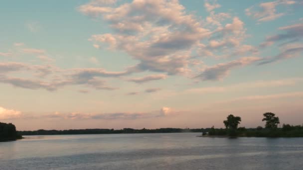 Schöne Wolken Bei Sonnenuntergang Über Dem Fluss — Stockvideo