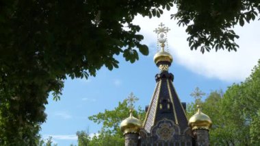 Gomel, Beyaz Rusya - 15 Mayıs 2019: Şehir Parkı. Peter ve Paul Katedrali.