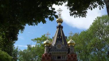 Gomel, Beyaz Rusya - 15 Mayıs 2019: Şehir Parkı. Peter ve Paul Katedrali.
