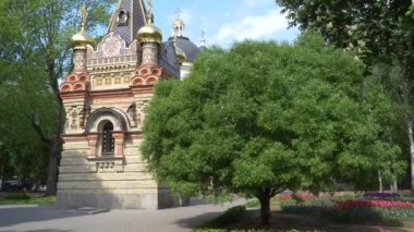 Gomel, Beyaz Rusya - 15 Mayıs 2019: Şehir Parkı. Peter ve Paul Katedrali.