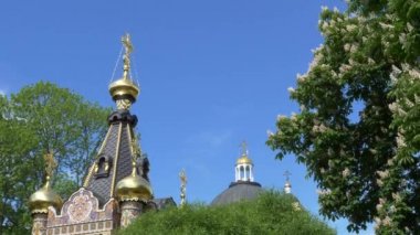 Gomel, Beyaz Rusya - 15 Mayıs 2019: Şehir Parkı. Peter ve Paul Katedrali.