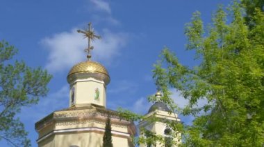 Gomel, Beyaz Rusya - 15 Mayıs 2019: Şehir Parkı. Peter ve Paul Katedrali.