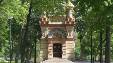 Gomel, Beyaz Rusya - 15 Mayıs 2019: Şehir Parkı. Peter ve Paul Katedrali.