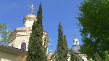 Gomel, Beyaz Rusya - 15 Mayıs 2019: Şehir Parkı. Peter ve Paul Katedrali.