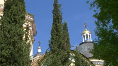 Gomel, Beyaz Rusya - 15 Mayıs 2019: Şehir Parkı. Peter ve Paul Katedrali.