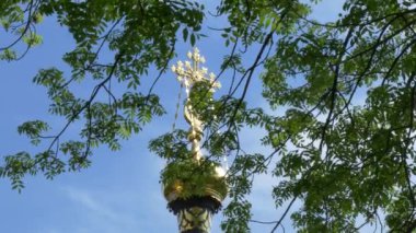 gökyüzü ve yeşil ağaçlara karşı bir kilise üzerinde çapraz. Gomel, Beyaz Rusya