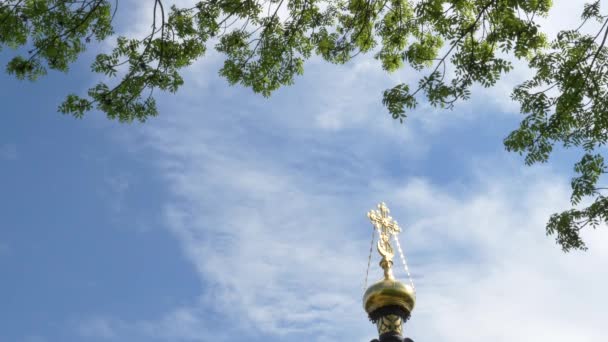 Kruis Een Kerk Tegen Hemel Groene Bomen Gomel Wit Rusland — Stockvideo