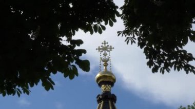 gökyüzü ve yeşil ağaçlara karşı bir kilise üzerinde çapraz. Gomel, Beyaz Rusya