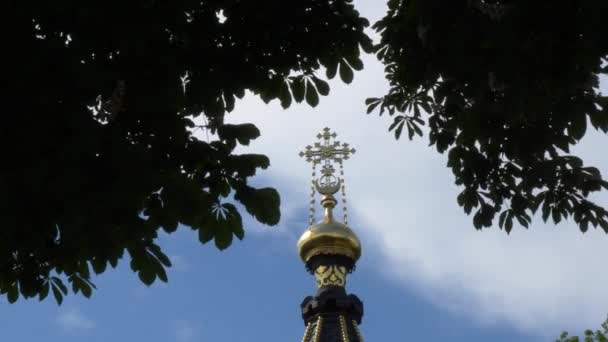 Cruz Uma Igreja Contra Céu Árvores Verdes Gomel Belarus — Vídeo de Stock
