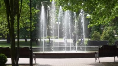 Gomel, Beyaz Rusya - 15 Mayıs 2019: Şehir Parkı. Rumyantsev Sarayı Kompleksi.