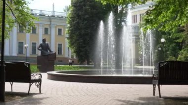 Gomel, Beyaz Rusya - 15 Mayıs 2019: Şehir Parkı. Rumyantsev Sarayı Kompleksi.